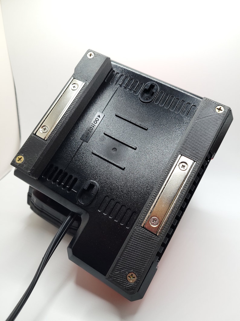 Peut inclure: Appareil &eacute;lectronique noir avec une surface textur&eacute;e et un cordon d'alimentation. L'appareil porte une &eacute;tiquette indiquant "40011002mm".