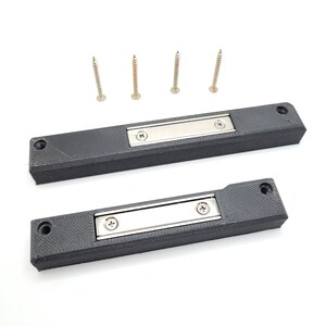 Peut inclure: Deux loquets de porte magn&eacute;tiques en plastique noir avec des inserts en m&eacute;tal argent&eacute; et quatre vis argent&eacute;es.