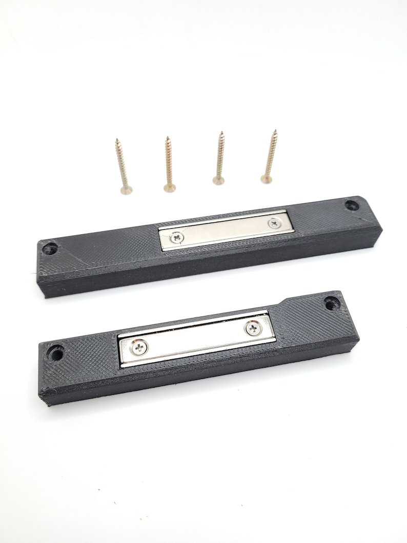 Peut inclure: Deux loquets de porte magn&eacute;tiques en plastique noir avec des inserts en m&eacute;tal argent&eacute; et quatre vis argent&eacute;es.