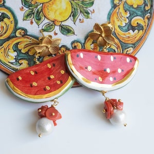 Orecchini pendenti FETTA DI ANGURIA in ceramica di Caltagirone, foglia oro a 22kt, perle e corallo veri, orecchini siciliani