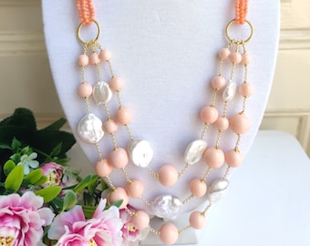 Collana multifilo in corallo bamboo rosa, pasta di corallo rosa e perle naturali, collana 3 fili, collana Italiana