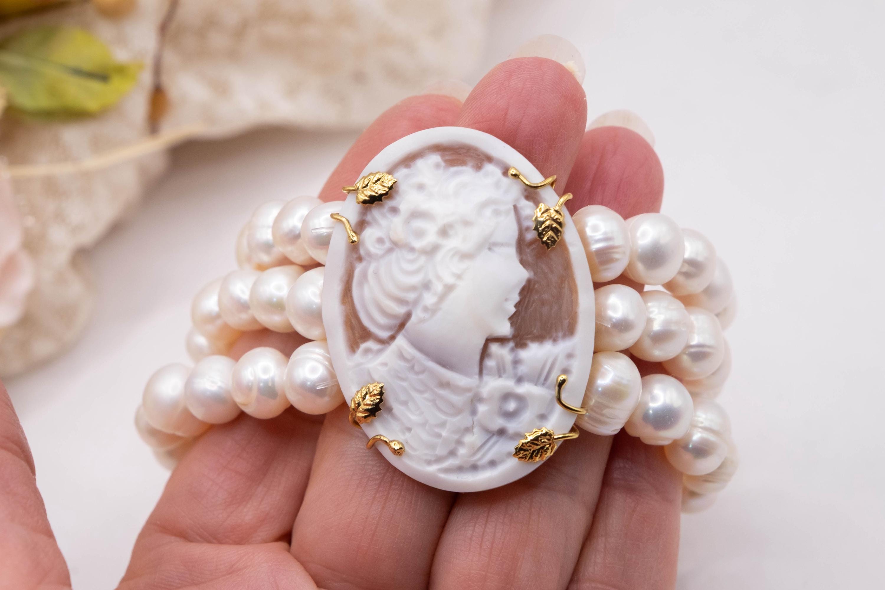 天然ホワイトパールと本物のサードニクスシェルカメオを使用した3列