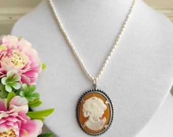 Pearl Necklace with Vintage Cameo Pendant in silver-plated brass resin, Victorian style