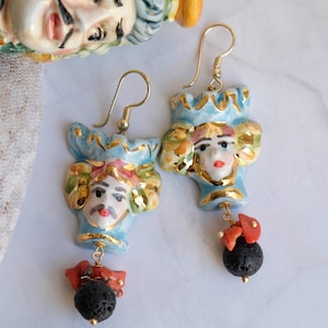 Siciliaanse Moro Head-oorbellen in Caltagirone-keramiek, lavasteen, koraal