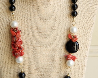 Long necklace with onyx, pearls and natural coral