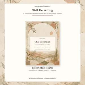 Könnte beinhalten: Ein druckbares Kartenspiel für Paare mit dem Titel Still Becoming, bestehend aus 108 Karten mit 90 Fragen und 10 Verbindungsmöglichkeiten. Das Kartendesign zeigt eine Aquarell-Landschaft mit einem Torbogen, Hügeln und Pflanzenmotiven.
