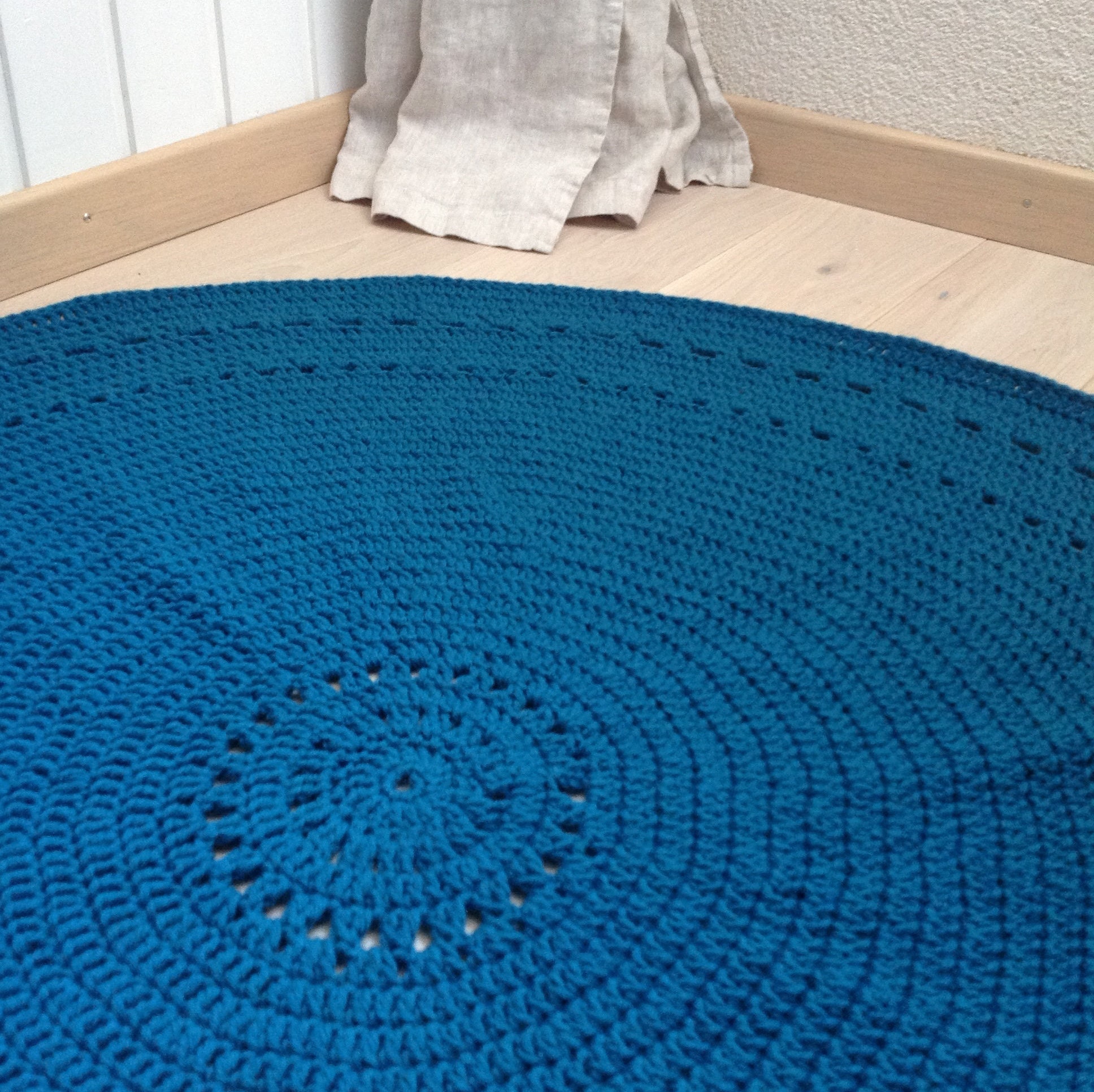 Petit Tapis Rond Bleu Canard en Laine