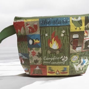 Sac à projets de camping, Sac à tricoter et crocheter, Pochette à fermeture éclair Woodland Campfire, Sac en fil fait main, Sac à projets d'extérieur confortable