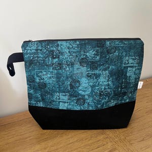 Grand sac à projets en tricot et crochet, sac à fermeture éclair en tissu à imprimé géométrique art déco avec poches, trousse de toilette faite main