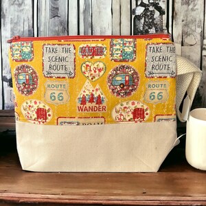 Sac à projets pour tricot et crochet, petite pochette à fermeture éclair faite main avec tissu sur le thème du camping rétro, sac au point de croix, cartable, trousse à maquillage