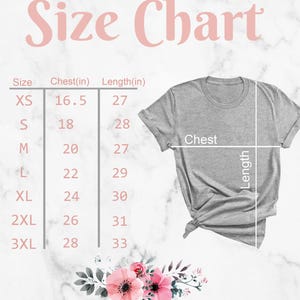 Puede incluir: Tabla de tallas para una camiseta con medidas en pulgadas para el pecho y la longitud. Las tallas incluyen XS, S, M, L, XL, 2XL y 3XL.