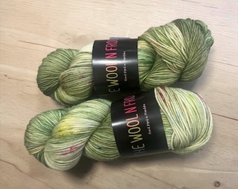 Hand Dyed DK Merino Wool Yarn, Green Variegated Speckled Superwash Skein115 grams 256 meters