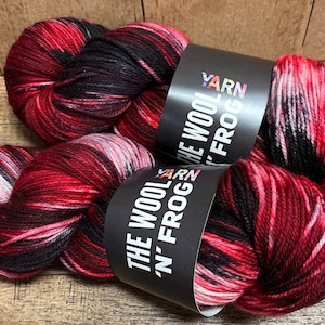 hand dyed 80/20 merino nylon super wash, grey, black, red, ecru, fingering yarn, knitting, crochet, weaving (bloody tarmac)115gr 430 m