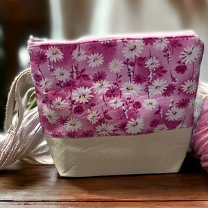 Sac à tricoter, sac à fermeture éclair fait main, tissu avec fleurs de marguerite, petit et grand sac à projet (matelaté) pour tricot et crochet, cadeau d'artisan