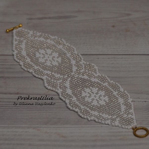 Handgjort Germanskt armband med vita fröpärlor, geometrisk folkmanschett, brudarmband