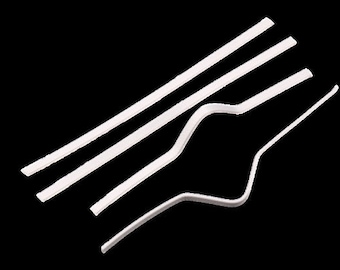 Puede incluir: Cuatro piezas de alambre nasal de plástico blanco para mascarillas faciales. Los alambres son rectos y tienen una ligera curva en un extremo.