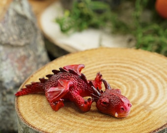 Dragón rojo durmiente en miniatura con alas ~ Castillo de cuento de hadas, jardín de hadas, terrario y accesorios para casa de muñecas ~ Animales míticos para diorama