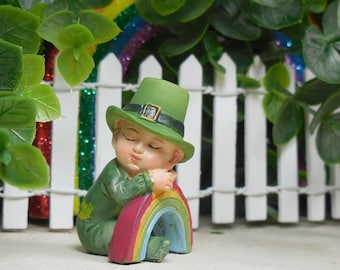Figura de duende bebé en miniatura con arcoíris ~ Accesorio para jardín de hadas y casa de muñecas del Día de San Patricio ~ Diorama Leprechauns Trap Craft Supply