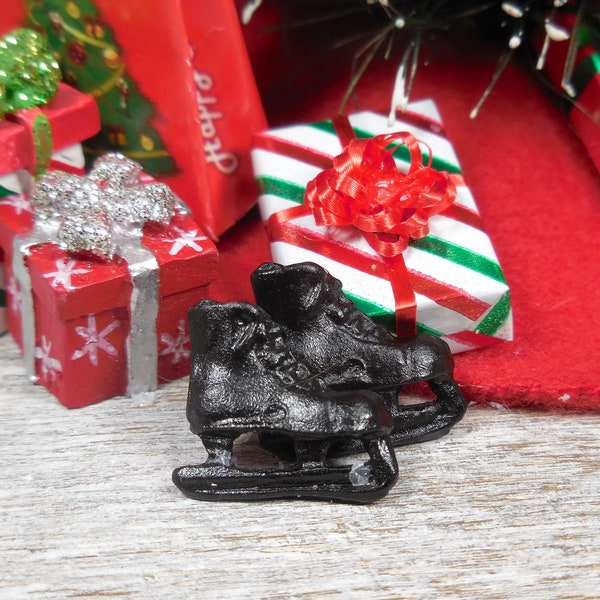 Miniatures de patins à glace en métal noires ~ Accessoires de jardin féeriques d'hiver et jouets pour maisons de poupée ~ Fournitures de bricolage pour diorama de Noël