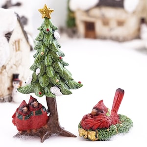 Miniature Cardinal's Caroling Under Baum Figur ~ Weihnachtsfee Gartenzubehör ~ Winter Diorama oder Wohndekor Vögel und Tiere