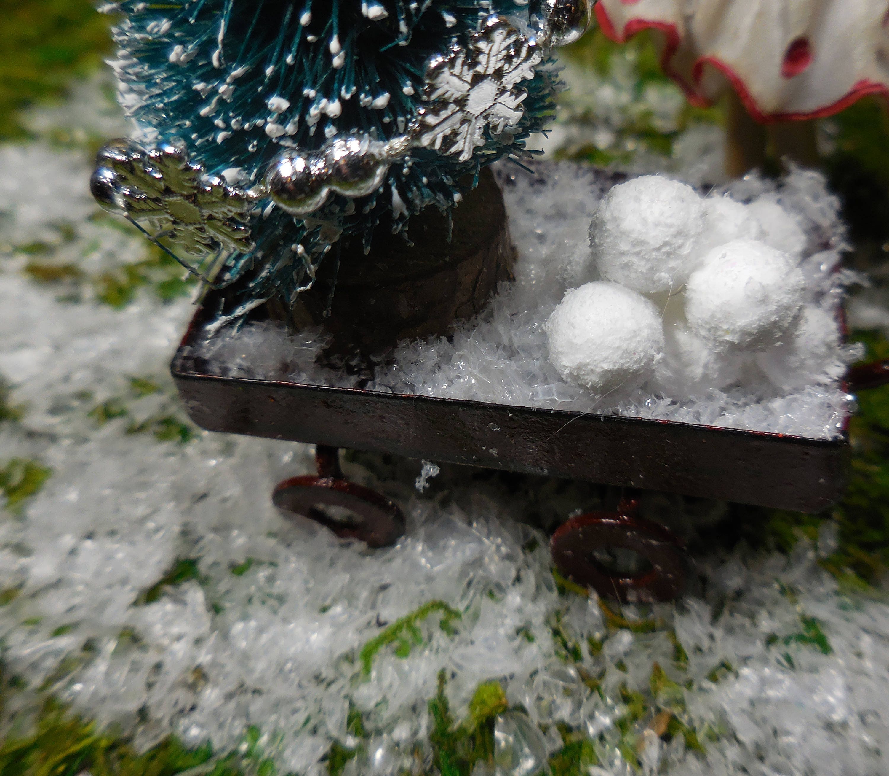 Artificial Snowballs, Fake Snowballs, Tiny White Foam Snowballs for Fairy  Garden, Terrarium, Train Set, and Miniatures or Winter Dioramas 