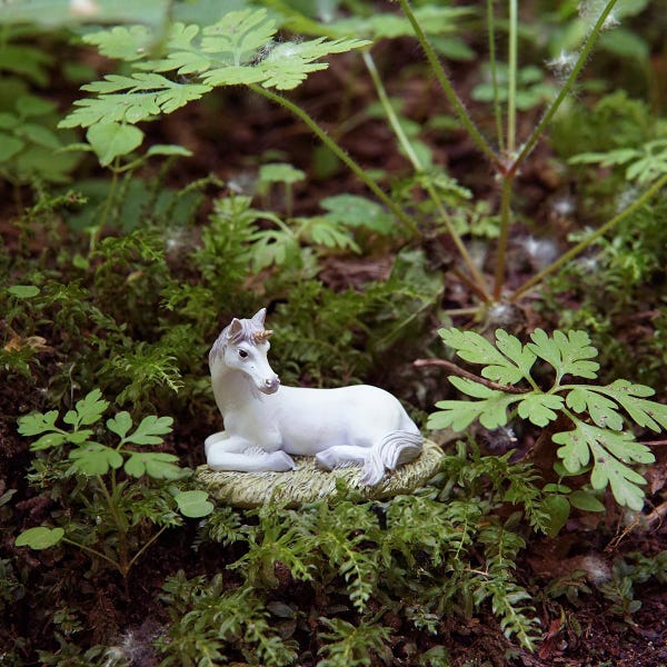 Miniatuur witte eenhoorn liggend op grasveld ~ sprookjesachtige sprookjestuin, terrarium, minituinaccessoires ~ mythisch dioramadier