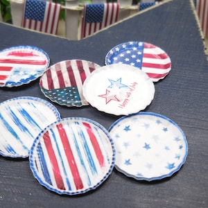 Platos de papel en miniatura de 1" con tema de bandera estadounidense ~ Jardín de hadas de verano y accesorios para casas de muñecas ~ Suministros de artesanía Diorama del 4 de julio