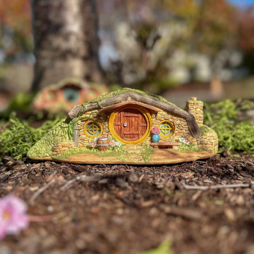 Miniatur-Feenhäuschen Mit Roter Tür – 10,2 Cm Hohe Garten-Deko Für Feengarten & Dioramen