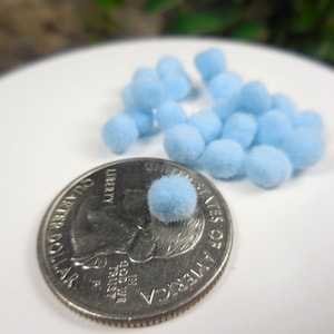 4 mm hemelsblauwe pompons, 40 stuks ~ 4 juli sprookjestuin en poppenhuisaccessoires ~ plakboeken, kaarten en knutselspullen