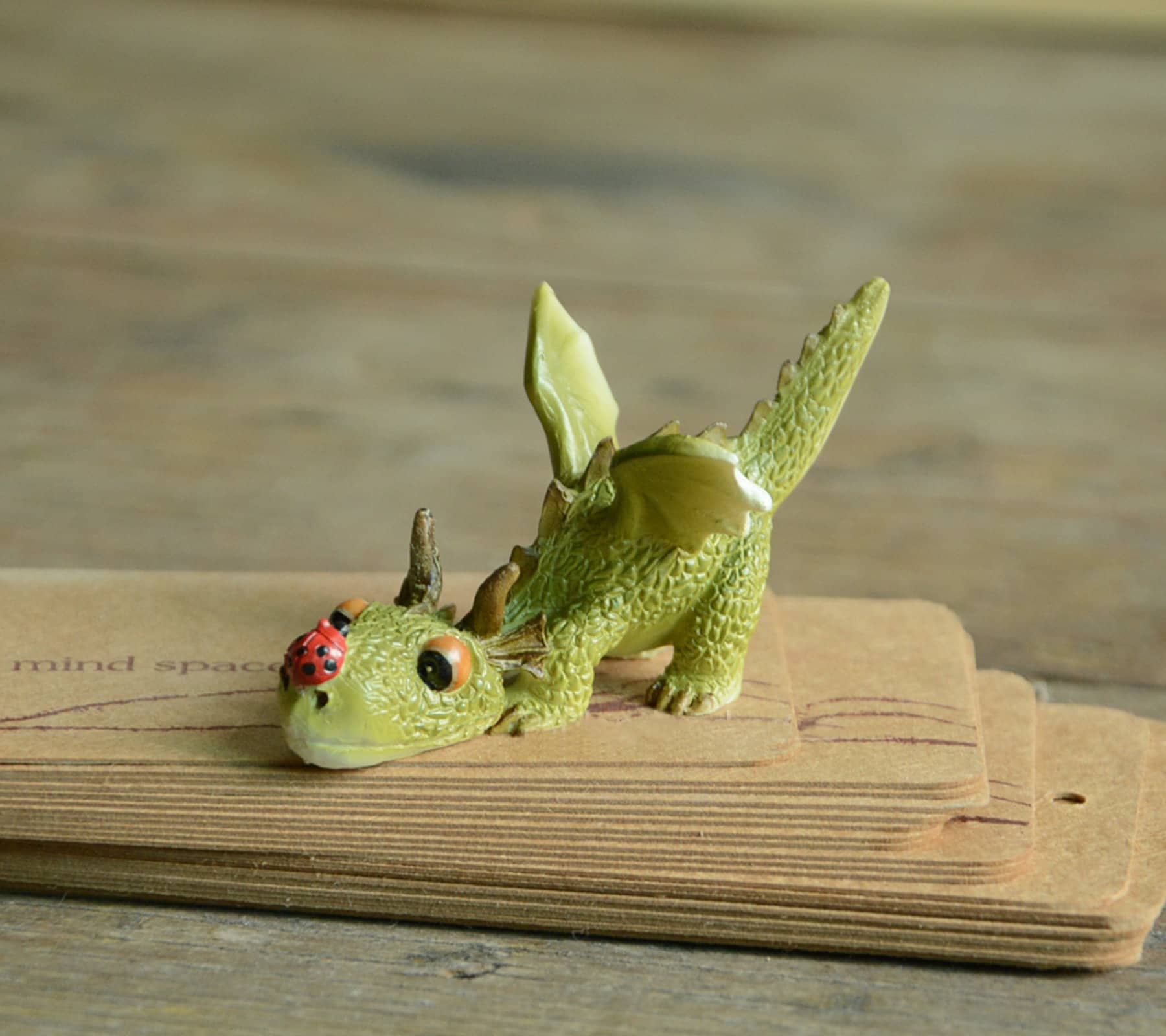 Top Collection Miniatur-Feengarten, Grüner Drache Mit Marienkäfer, 5,1x7,6 Cm, Handbemalt