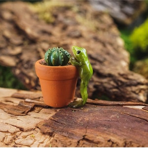 Mini rana verde che guarda crescere il cactus Ferocactus ~ Accessori per giardini e terrari delle fate del sud-ovest ~ Mini animali del diorama del deserto