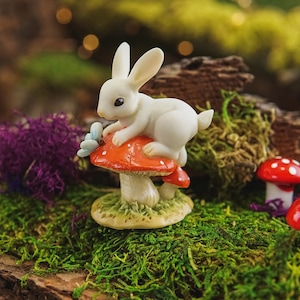 Weißes Miniatur-Kaninchen jagt Schmetterling auf Fliegenpilz ~ Osterfeengarten, Terrarium oder Mini-Gartenzubehör ~ Frühlingsdekor