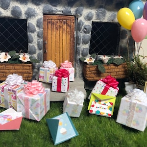Miniature Geschenke mit Karte und Umschlag ~ Geburtstagsparty Feengarten und Puppenhaus Miniaturen ~ Cake Topper Dioramen