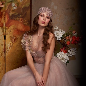 Abito color lavanda con abito da sposa con foglie dorate
