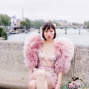 Mini robe de mariée sexy à plumes en blush