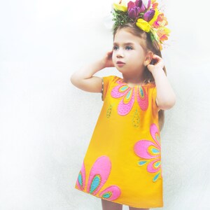 Kinder Gelb Samt-Cord Kleid mit Blumenaplikatinonen