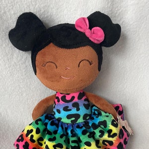 Lachende lappenpop met haarstrik/gepersonaliseerd/zachte pop &quot;Gloveleya&quot; pluche figuur/bruine huid/9&quot; poppen/kerst/pasen/verjaardagscadeau
