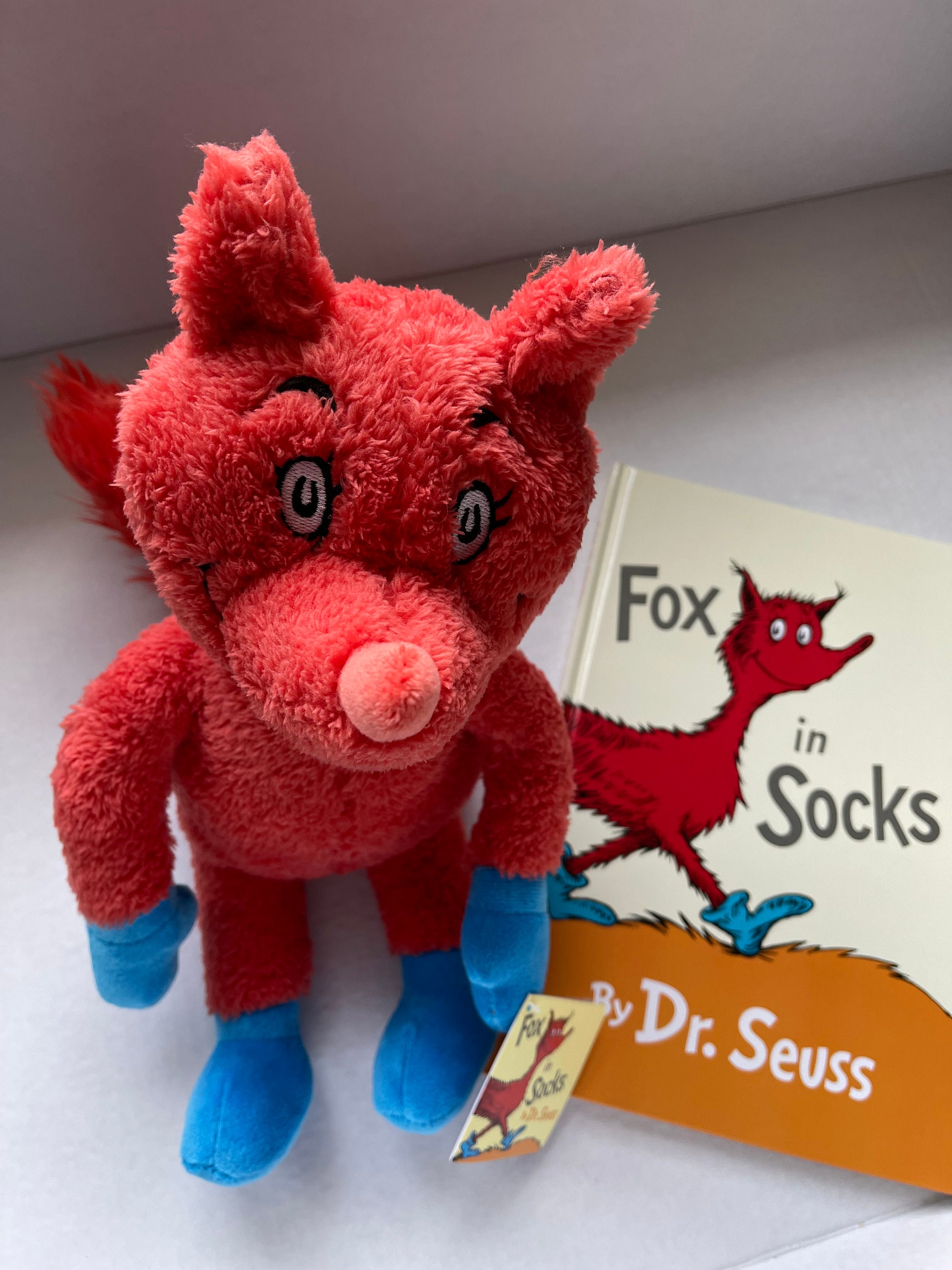 FOX IN SOCKS DR SEUSS KOHLS CARES FOR KIDS Red Plush Blue Socks NEW in BAG