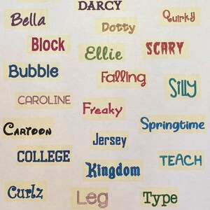 K&ouml;nnte beinhalten: Eine Sammlung von Schriftarten auf wei&szlig;em Hintergrund. Das Wort "FONTS" befindet sich in einem schwarzen Feld oben. Verschiedene Schriftarten sind zu sehen, darunter "Archie", "Bella", "Block" und "Bubble", jeweils in unterschiedlichen Farben und Stilen.