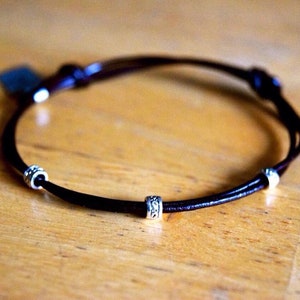 Pulsera Trinidad de Plata, Pulsera de Cuero, Charm de Plata, Ajustable, Pulsera Trinidad, Salud, Felicidad, Amor