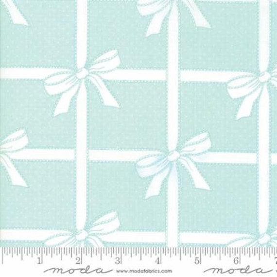 Moda-Bonnie and Camille Vintage Holiday-55168 22 CT122150-100/% Quality Cotton by the Yard or Yardage United Notions