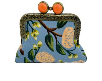 Kiki & Syds mini clutch-portemonnee - pioenroos in stoffige blauwe stof van Rifle Paper Co.