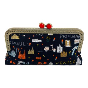 La Kiki MIDI Clutch - BonVoyage - include una catena staccabile
