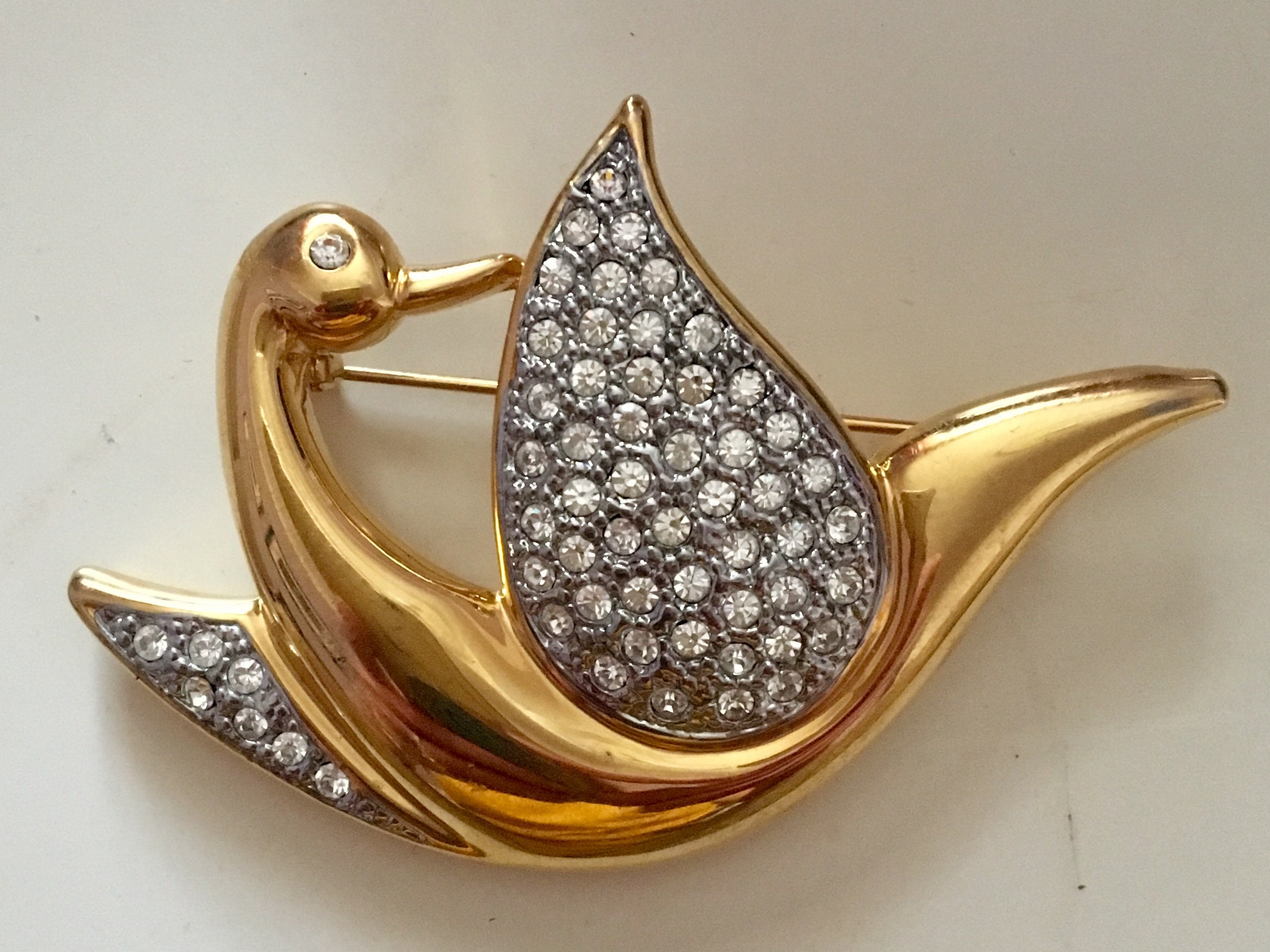 Gleaming and shiny buckle style brooches photo Gleaming and shiny buckle style brooches photos