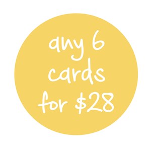 Puede incluir: Un c&iacute;rculo amarillo con texto blanco que dice "any 6 cards for $28".