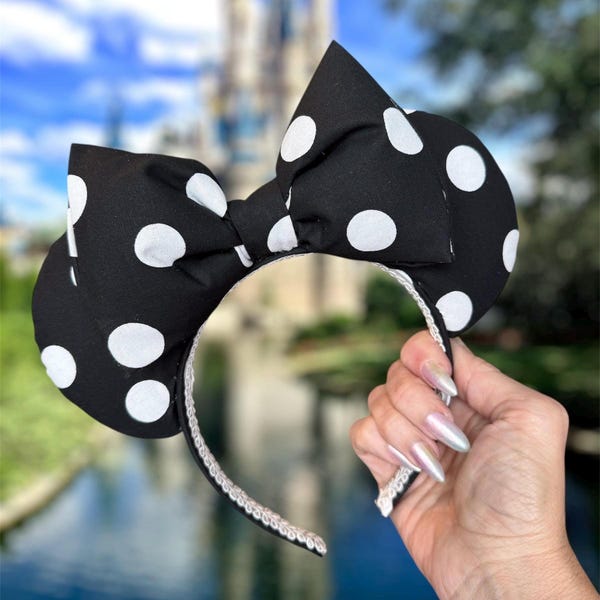 Diadema retro con orejas de Minnie Mouse negras clásicas de lunares y lazo acolchado.