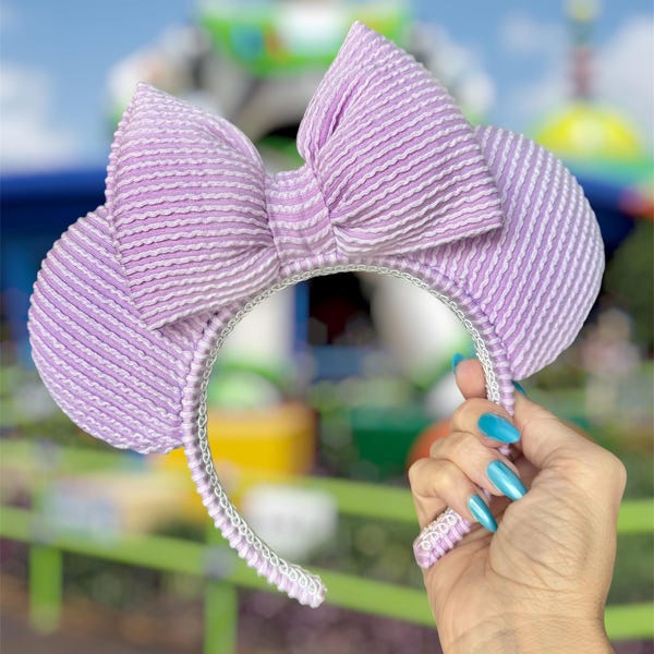 Diadema de punto con orejas de Minnie color lavanda y morado pastel.