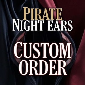 Peut inclure: Une paire d'oreilles sur serre-t&ecirc;te noir avec le texte PIRATE NIGHT EARS en lettres dor&eacute;es et blanches, et les mots CUSTOM ORDER en grande police blanche en dessous. L'arri&egrave;re-plan pr&eacute;sente des tissus drap&eacute;s noirs et rouge fonc&eacute;.