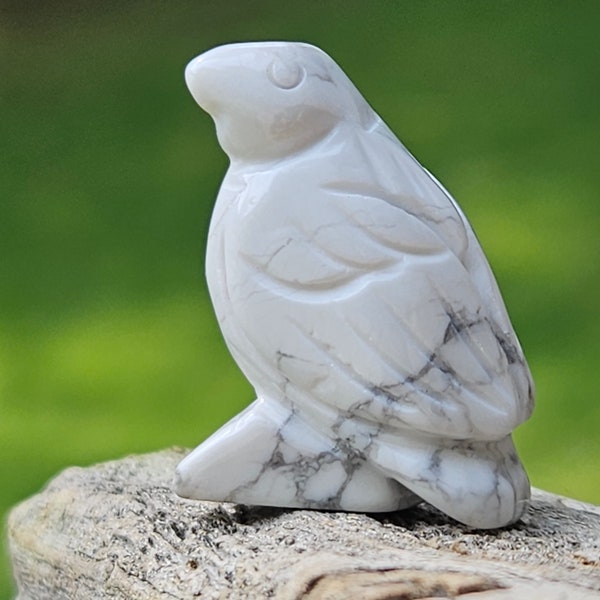 Small Howlite Raven Carving, Self Standing Crystal Raven, Howlite Bird, Howlite Crystal, Animal Totem, Crystal for Insomnia! Calming Crystal