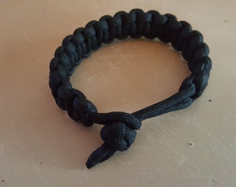 Paracord survival bracelet with knot fastener